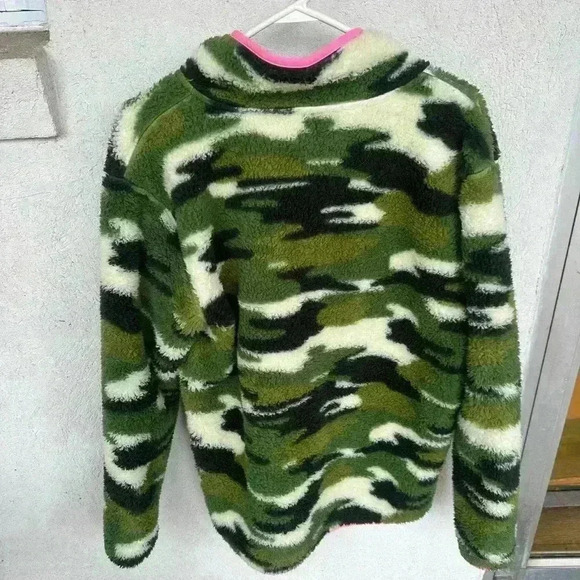 Crown and Ivy Camo Fleece Pullover with Pink Trim. 5 snap front. Size large - Picture 5 of 5